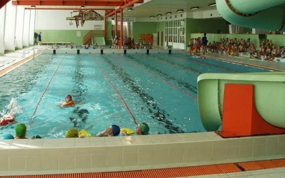 Zítra se opět otevře bazén Evžena Rošického v Jihlavě. Zmizel tobogán, který sloužil 21 let