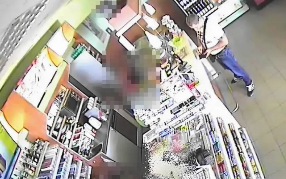Z dodávky zaparkované v Dobroníně zmizelo 15 tisíc. Policie prosí o informace k identifikaci