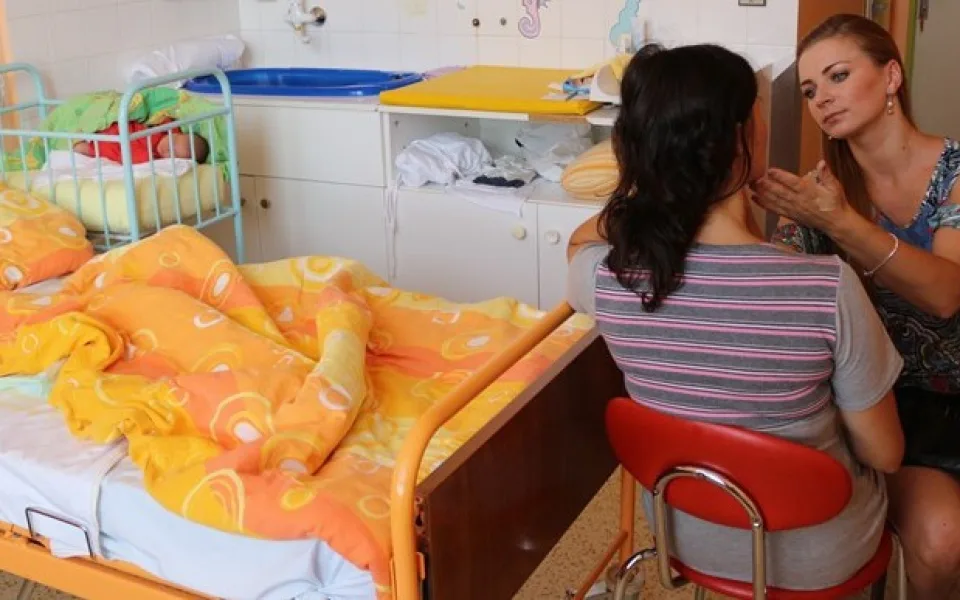 Novinka v jihlavské porodnici: Maminky při odchodu domů nalíčí profesionální kosmetička 