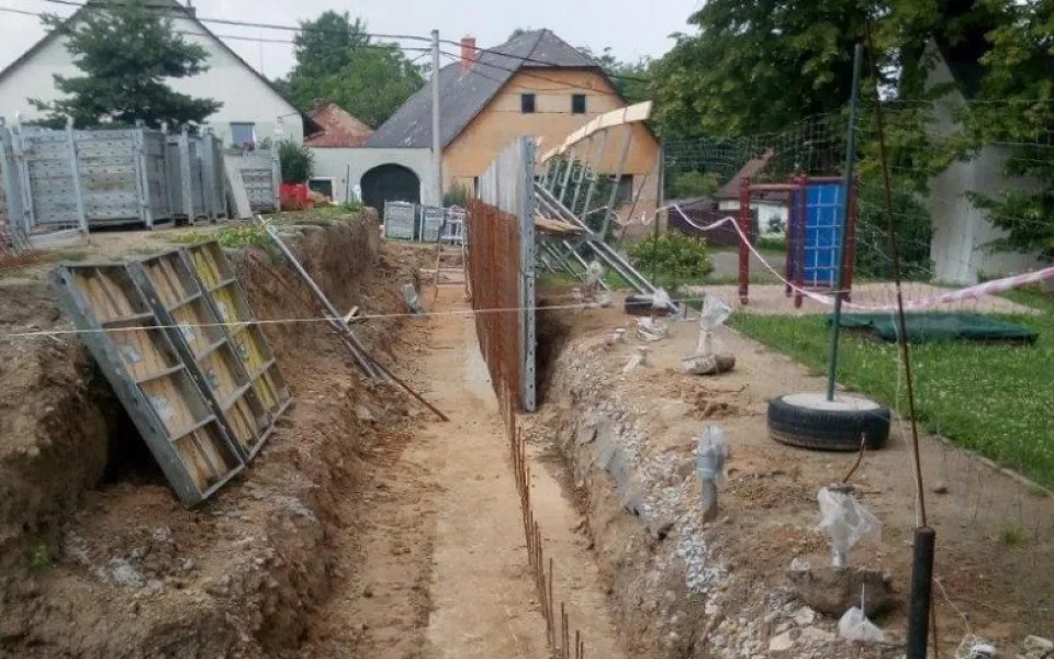 Lidé v Popicích se mohou těšit na nové víceúčelové hřiště s umělým povrchem