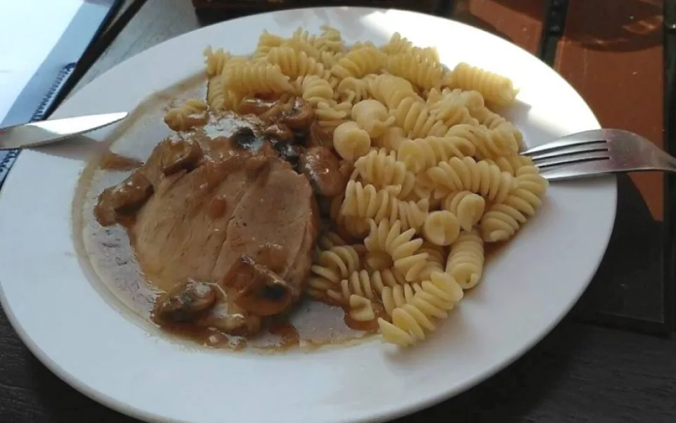 Vepřová plec na žampionech, těstoviny