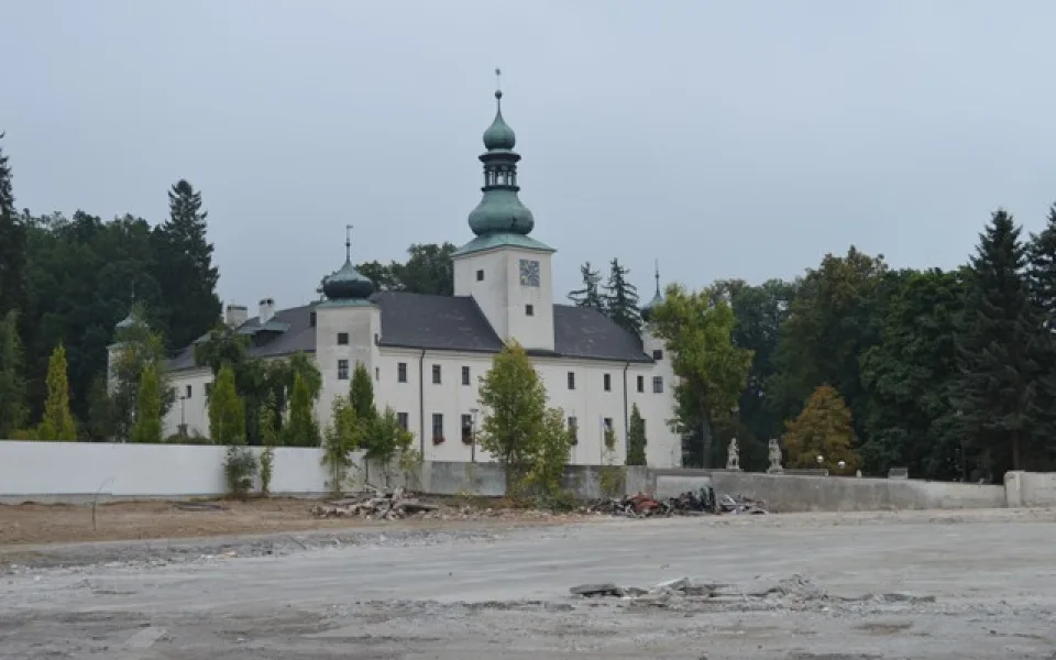 Díky demolici chátrající haly se v Třešti mohou těšit novým výhledem na tamější zámek