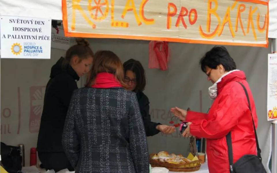 Osmý ročník akce Koláč pro hospic v Jihlavě byl i díky studentům úspěšný