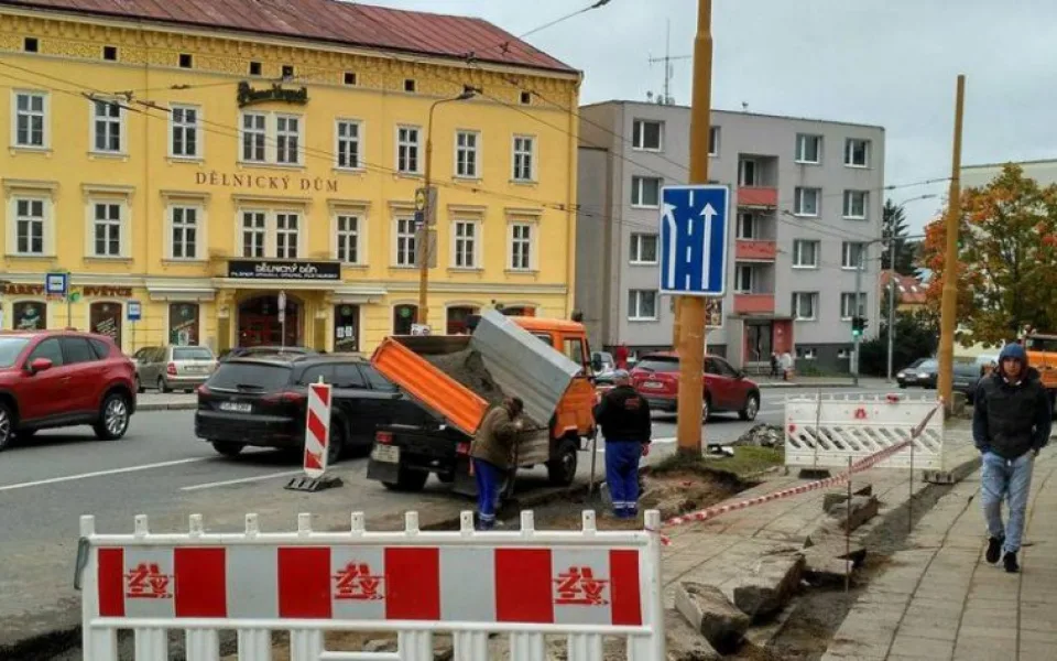 Jihlava se dočká nové zastávky MHD. Naproti Dělnickému domu přibude zastávka Fibichova