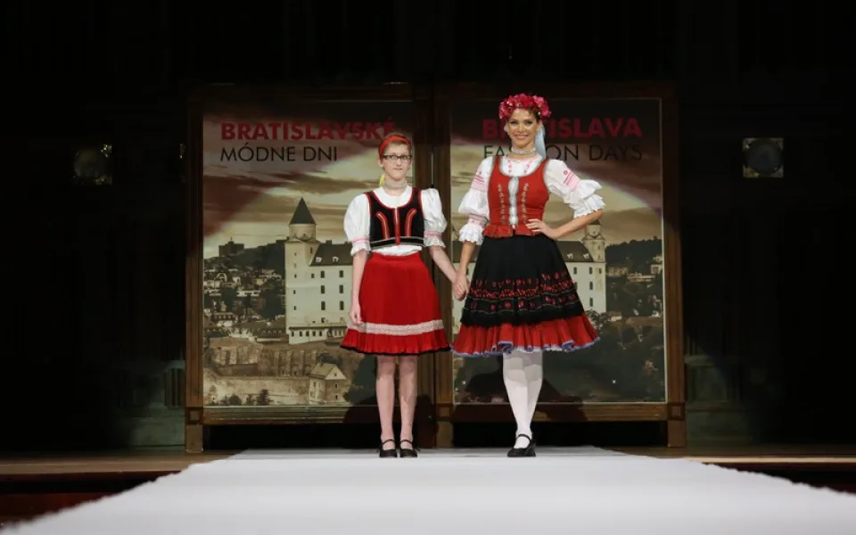 Nadační fond MA-MA Foundation opět plnil přání v zahraničí. Tříletá Adélka vyrazila k moři, čtrnáctiletá Martina se prošla po molu s Andreou Verešovou