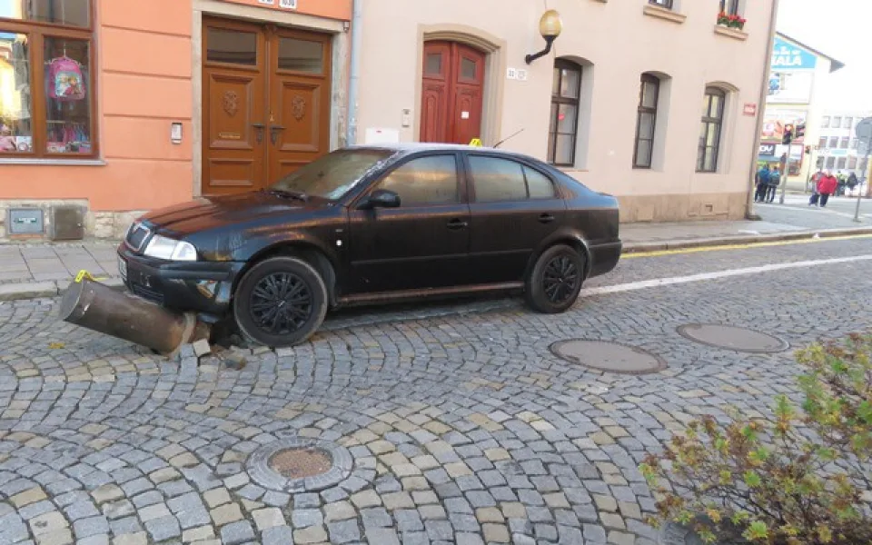 Řidič v Jihlavě si dostatečně neočistil sklo a narazil do dopravního sloupku