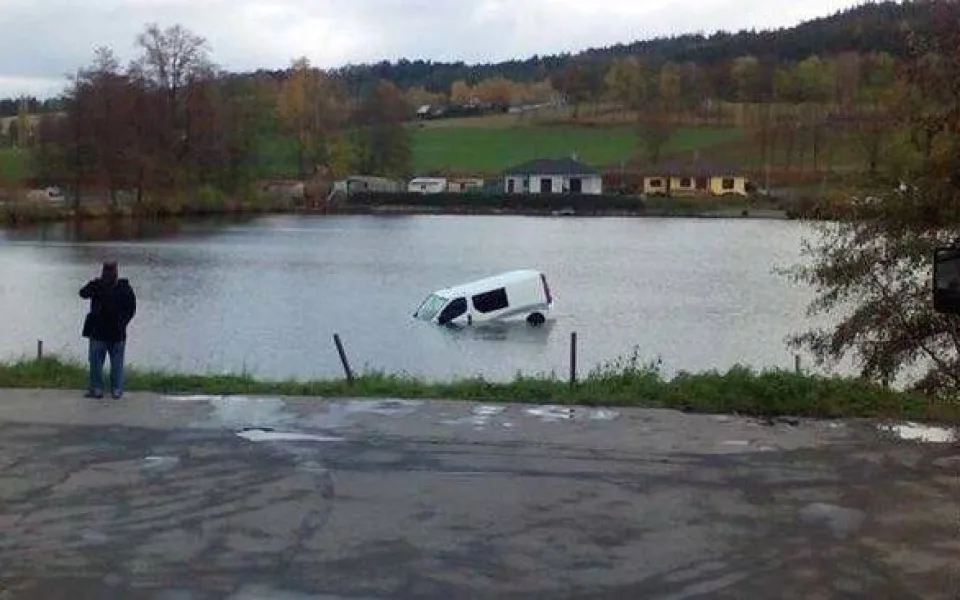 V Kostelci u masny skončilo auto v rybníce. Řidič zřejmě nezatáhl ruční brzdu