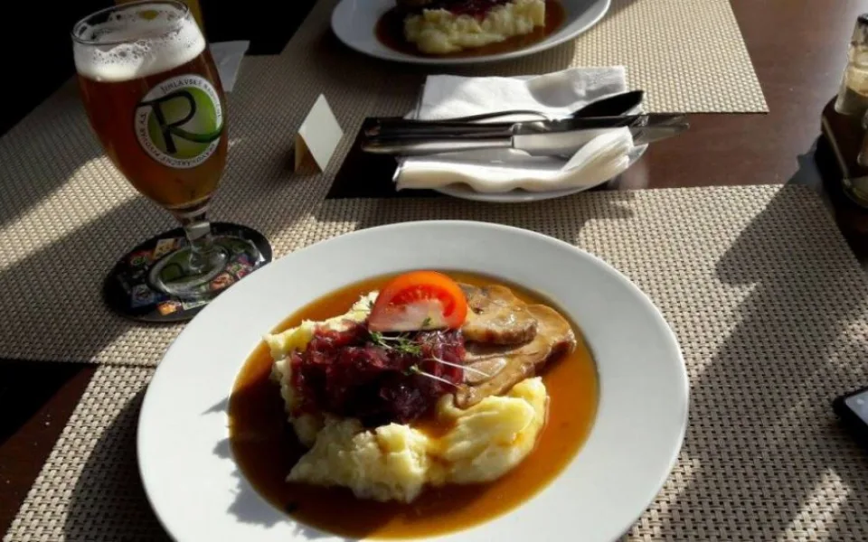 Pečená krkovice s cibulovou marmeládou, bramborová kaše