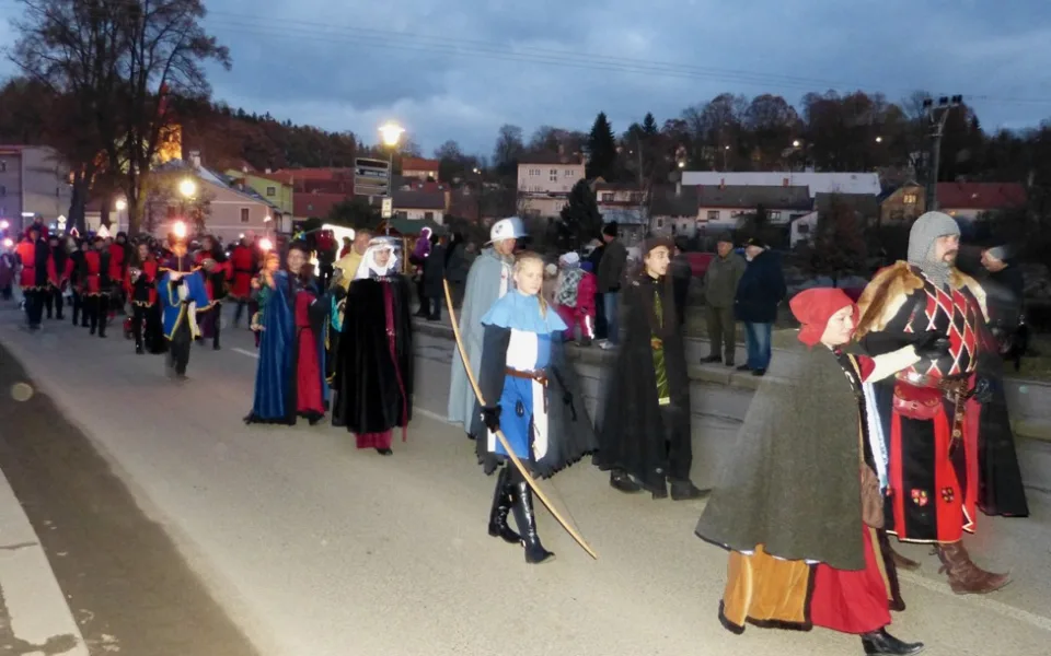 Třeští dnes v podvečer projel svatý Martin se svou družinou