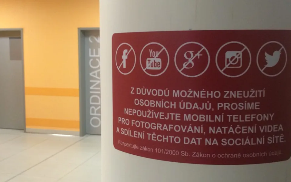 Na urgentním příjmu nefoťte ani nenatáčejte, varují nové cedule v jihlavské nemocnici