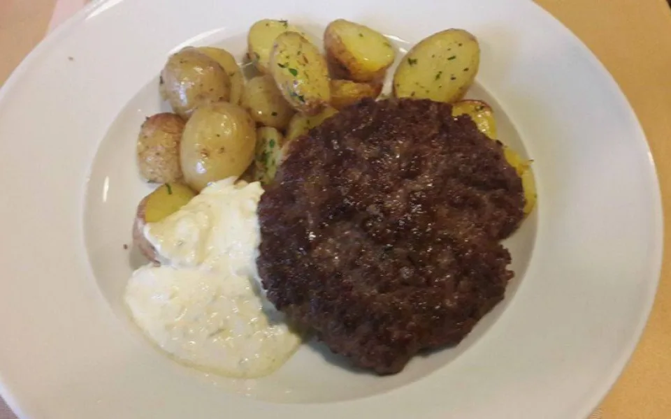Grilovaný steak z mletého masa, pečené brambory, tatarka