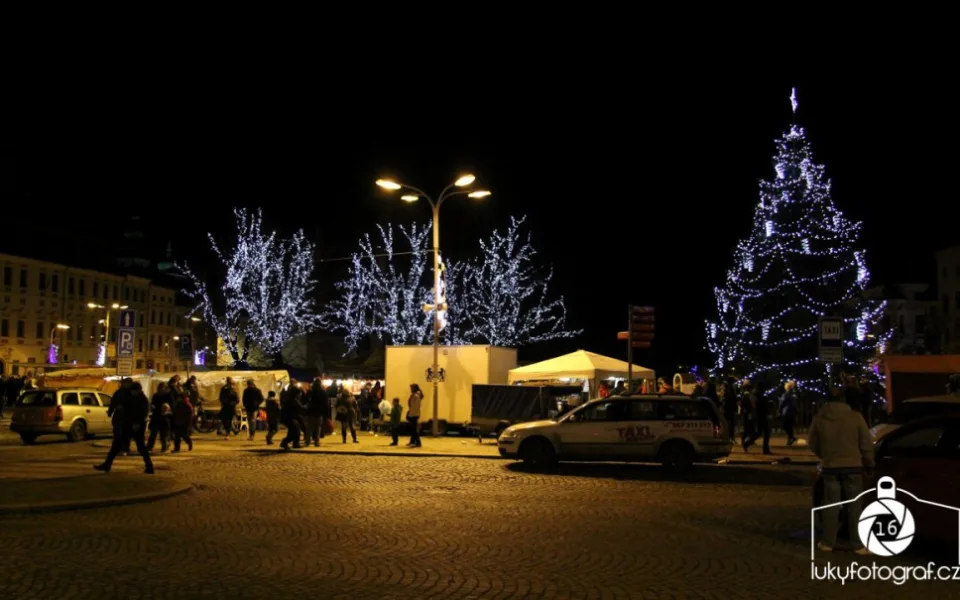Jihlava zahájila advent rozsvícením vánočního stromečku na náměstí