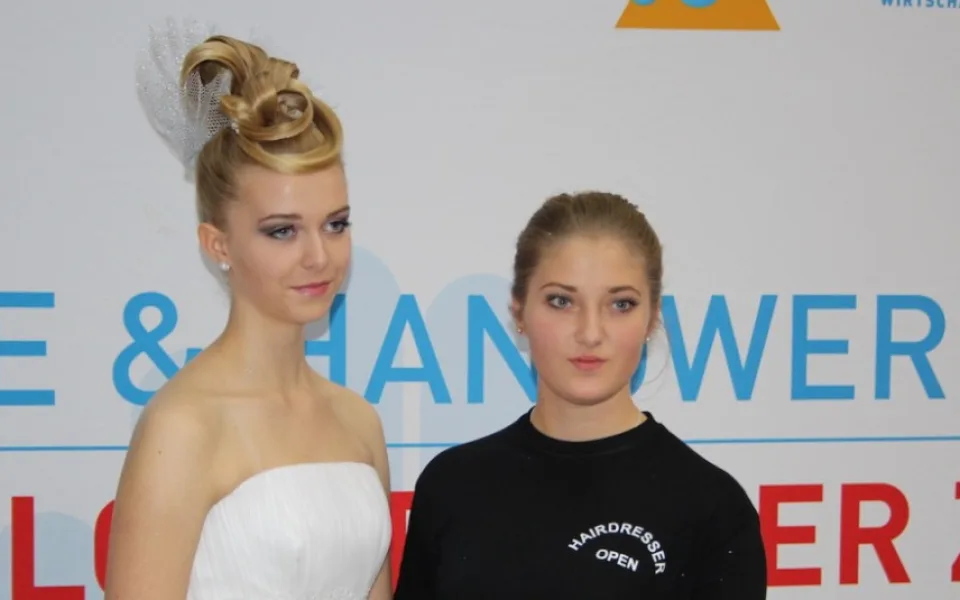 Třetí místo Účes nevěsty: Anna Lojdová a modelka