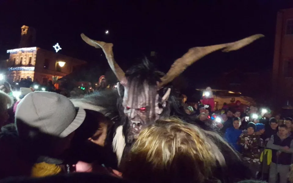 VIDEOGALERIE: V Golčově Jeníkově v sobotu šířil hrůzu průvod "Krampusáků"