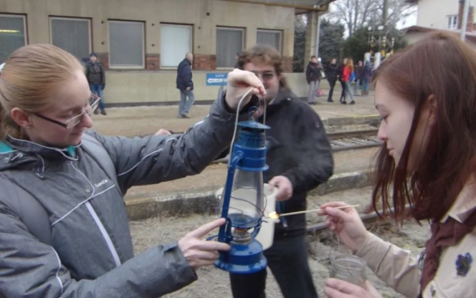 V českých domovech se rozzářilo Betlémské světlo. Dovezli jej skauti