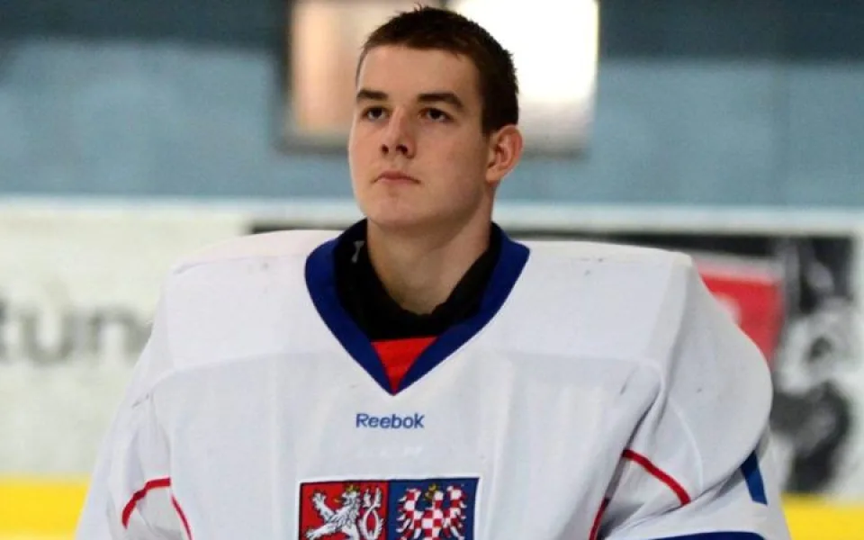 Lukáš Škarek na juniorském šampionátu vychytal výhru proti mistrům světa z Finska. Nastoupí i dneska?