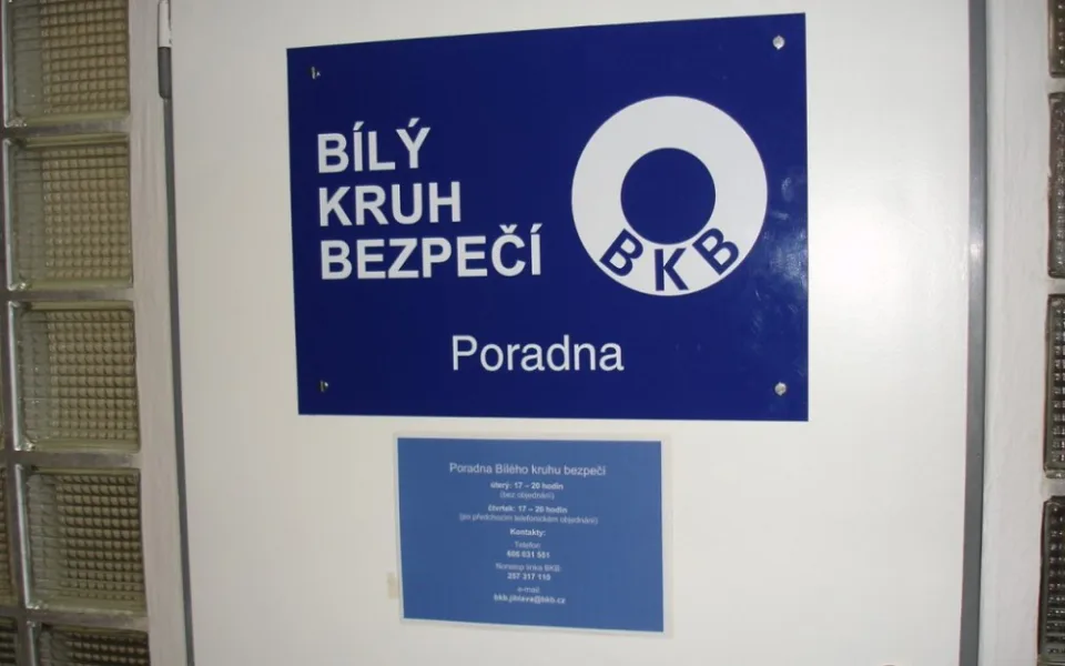 Bílý kruh bezpečí na Vysočině loni pomohl více než tisícovce lidí. Volají hlavně ženy