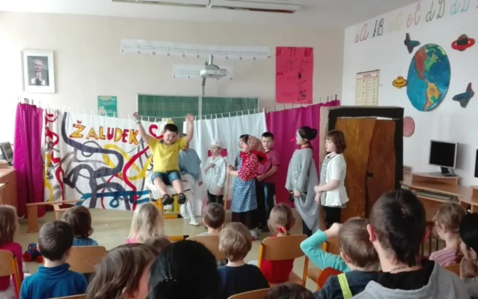 V Cejli na Jihlavsku se vysvědčení předávalo netradičně. Přihlíželi mu hrdí rodiče 
