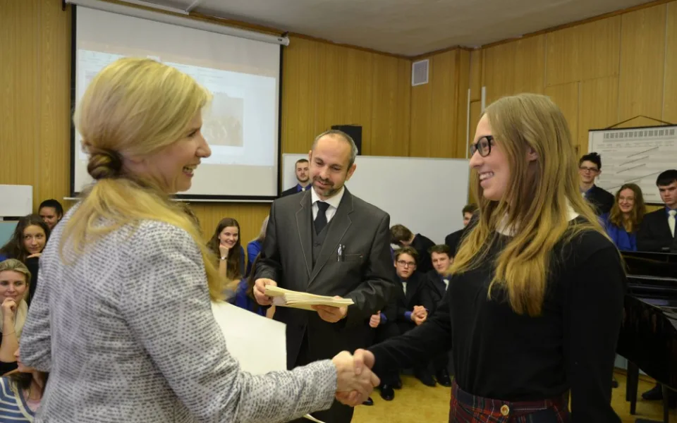 Úspěšná maturantka v minulém týdnu obdržela za své studijní výsledky čestné uznání z rukou ministryně školství Kateřiny Valachové