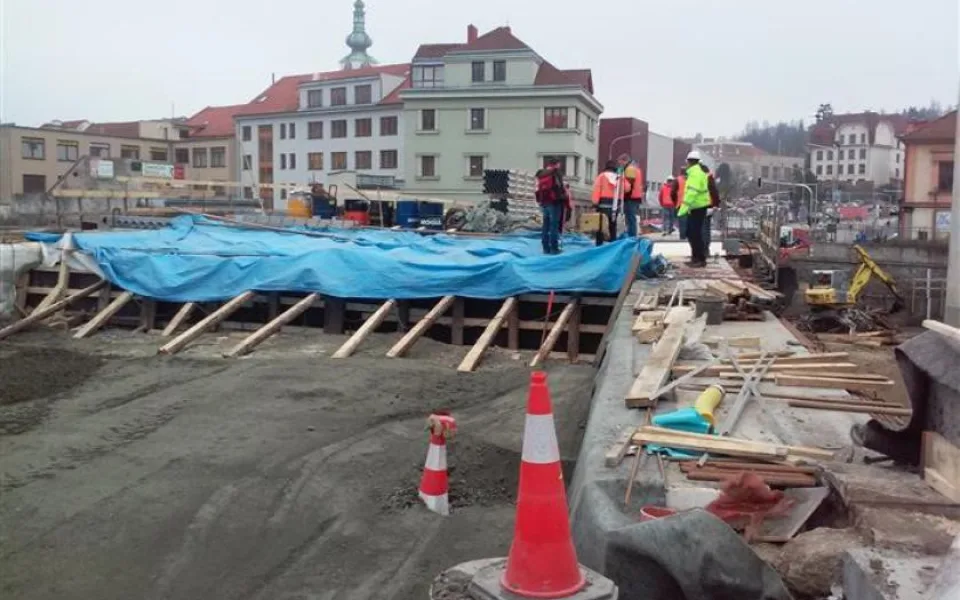 Fotografie prací na mostě z 16. prosince 2016