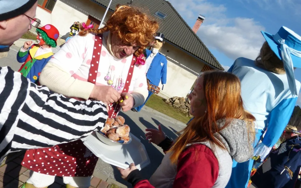 Masopust v Dolní Cerekvi. Nechyběla Barbie v krabici nebo třeba parta hippies