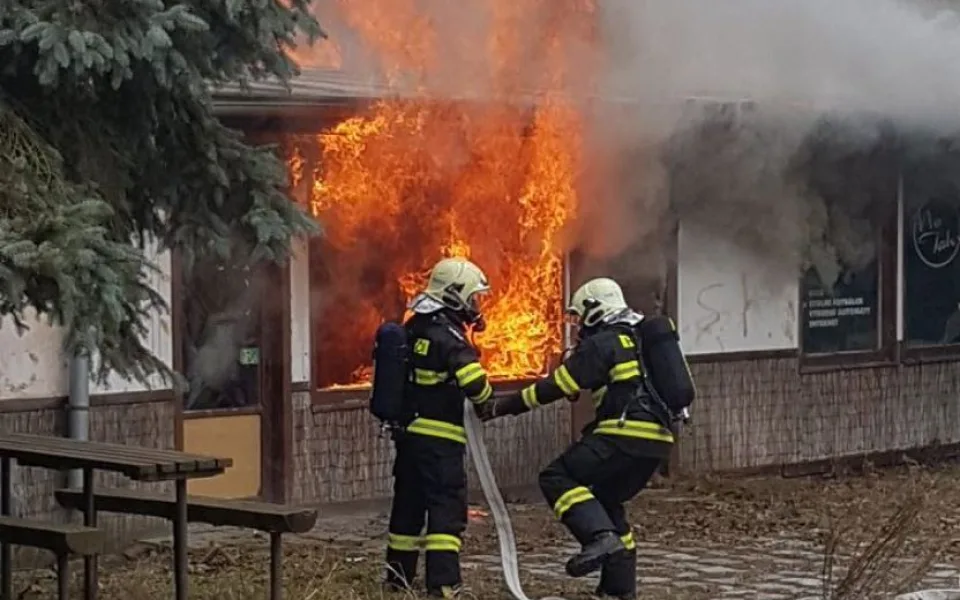 V Dobroníně na Jihlavsku shořel bývalý hostinec. Škoda se vyšplhala na 700 tisíc korun