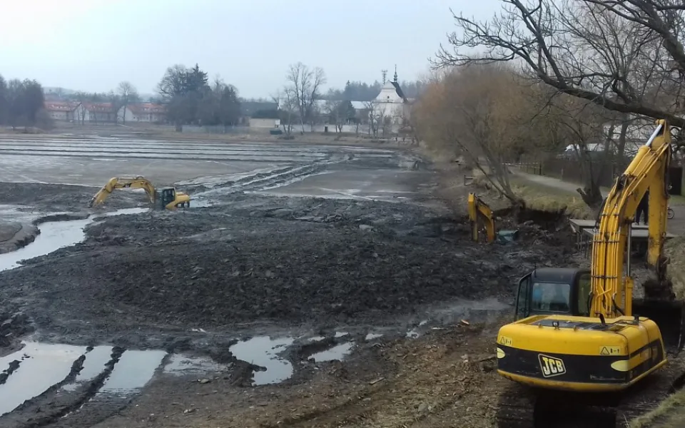 V Telči byl z bahna rybníka vyproštěn bagr, který uvíznul na začátku týdne. Akci na místě sledovala řada lidí 
