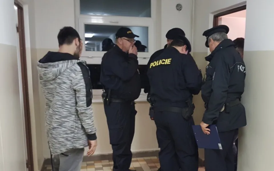 Kontrola cizinců na ubytovnách: Pět Rumunů bez dokladů, dvakrát porušení zákona