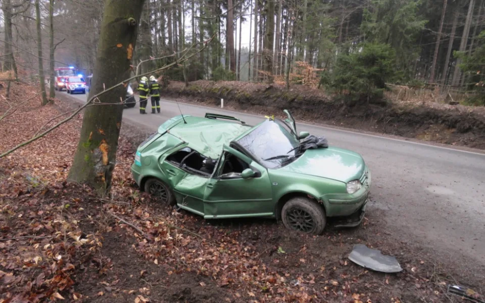 Při nehodě na Jihlavsku zemřel jednadvacetiletý řidič. Spolujezdkyně skončila v nemocnici