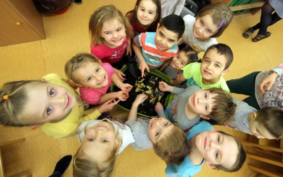 Děti v jihlavské školce Zvoněnka mají netradiční „spolužáky“. Starají se o žížaly