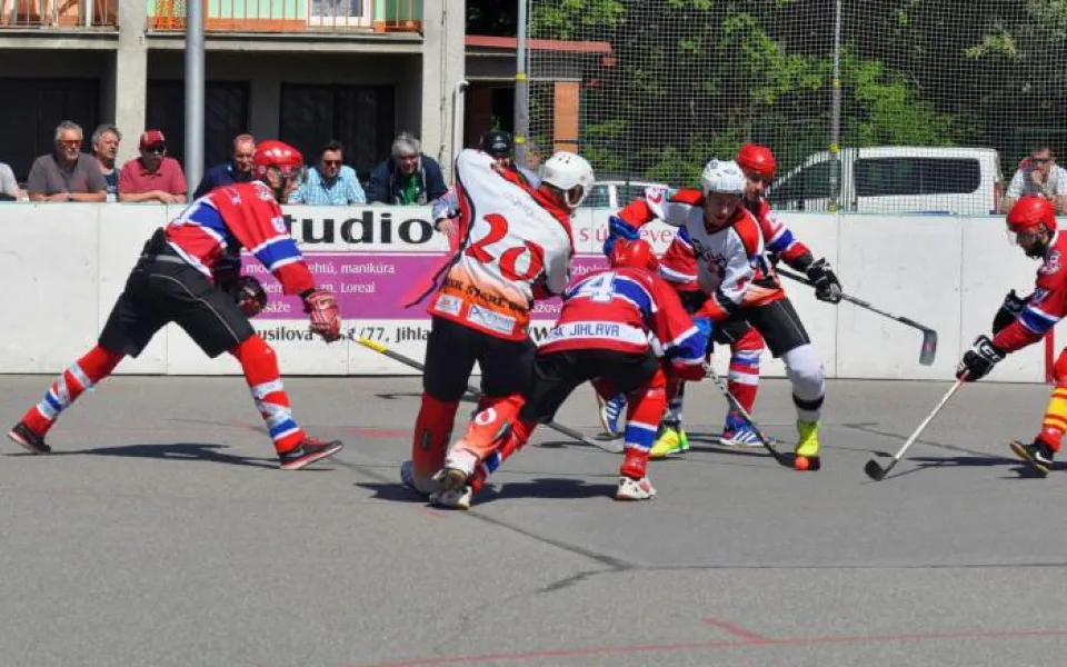 Hokejbalová rezerva SK Jihlava zažila rozporuplný víkend: po vysoké výhře následoval debakl