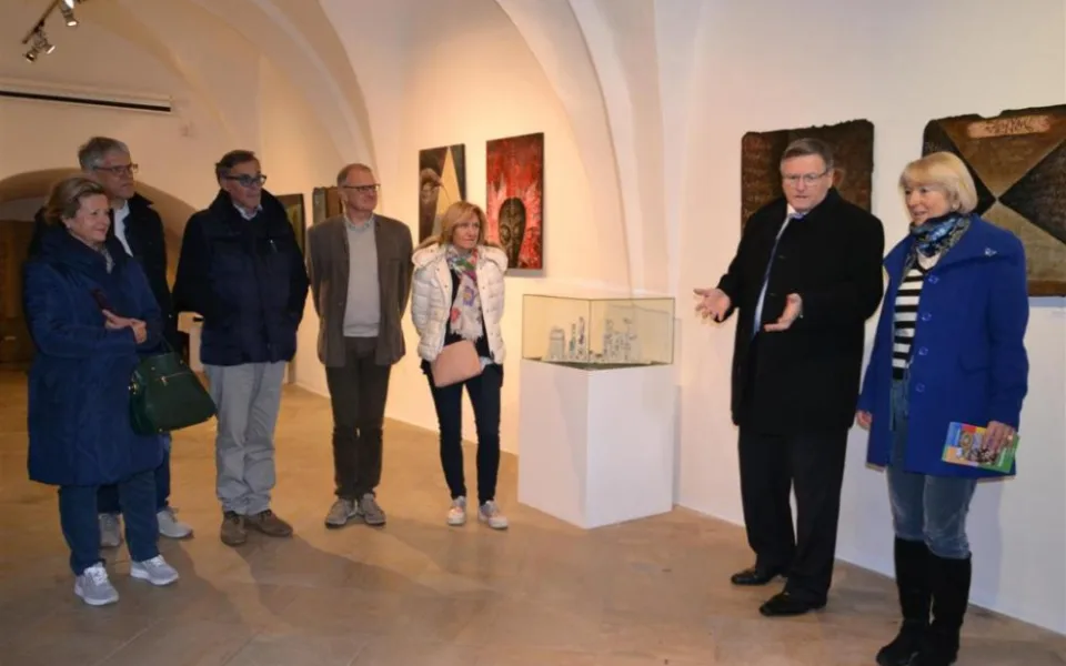 Hejtman Jiří Běhounek a náměstkyně Jana Fischerová vítají návštěvu z Brixenu v Havlíčkově domě