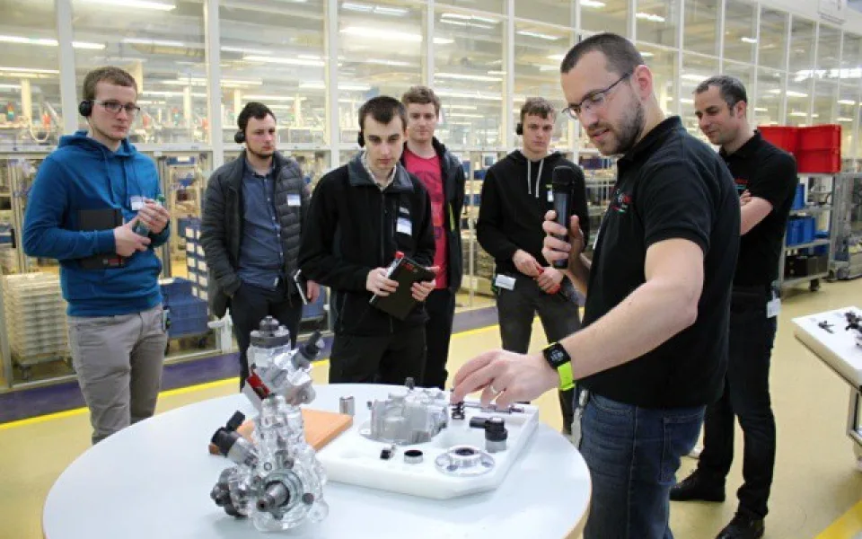 Bosch představil již podesáté studentům firmu, výrobu a moderní automobilové technologie