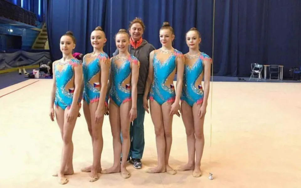 Jihlavská gymnastka Veronika Dolejší (uprostřed) se stala reprezentantkou ČR a čeká ji mistrovství Evropy