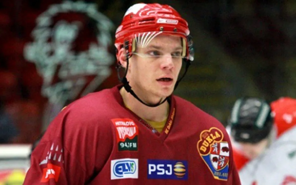Další pohyby v kádru Dukly Jihlava. Smlouvu podepsal Radek Hubáček, loučí se sedm hráčů