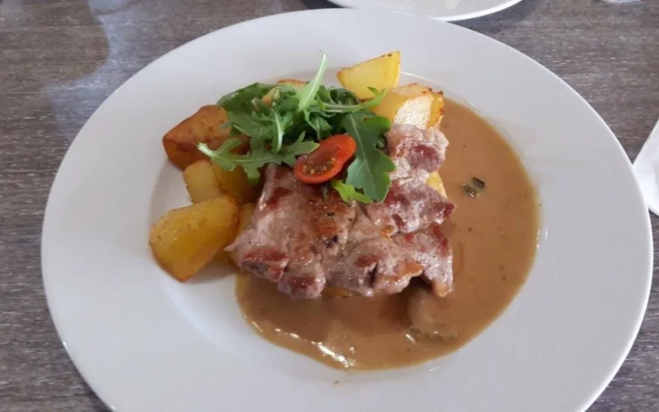 Vepřový steak s opečenými bramborami