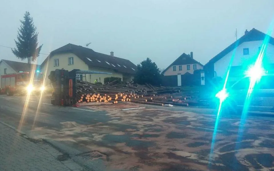 Vysypané dřevo a čtyři sta litrů vyteklé nafty. To je výsledek nehody náklaďáku v Kostelci