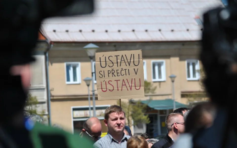 Jeden z protestujících proti Miloši Zemanovi v Doksech  