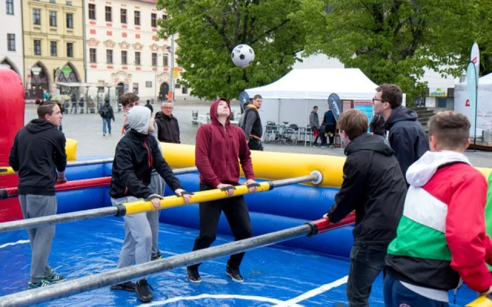 Stolní lidský fotbálek, slackline nebo slaňování. Úterní akce Sportuj s VŠPJ rozhýbe Jihlavu