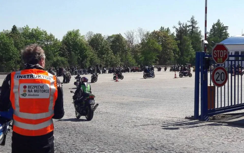 S instruktorem motoškoly, který zemřel na motorce, se kamarádi loučili spanilou jízdou
