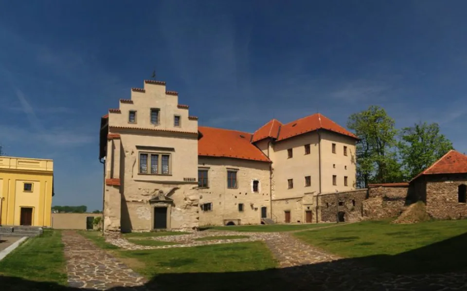 Obnovené nádvoří hradu v Polné ozdobí bronzová socha Boženy Němcové. Odhalí se 21. června