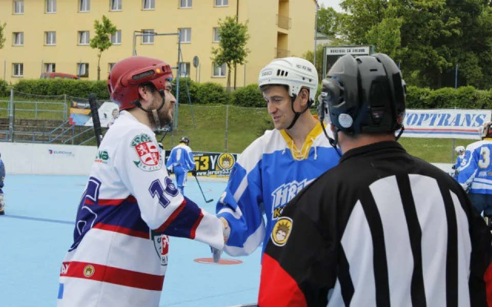 SK Jihlava nevyužil v Hodoníně ani jeden mečbol. O titulu v Moravské hokejbalové lize rozhodne až pátý zápas