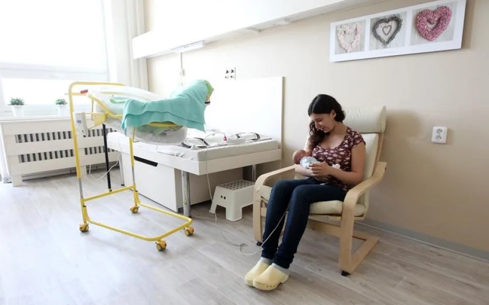 Pokoj na novorozenecké JIP dostal nový kabát. Jsou v něm květinové a srdíčkové motivy