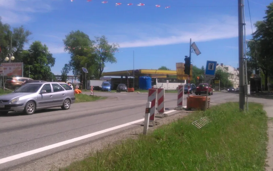 Přípravy na světelnou křižovatku v Rantířovské ulici vrcholí. Zatím bliká oranžová