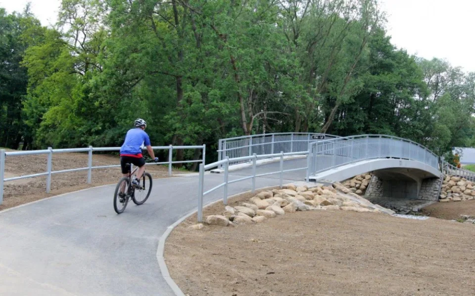Cyklisté mohou zkusit novou stezku u řeky Jihlavy. Po jejím dokončení se uleví řidičům
