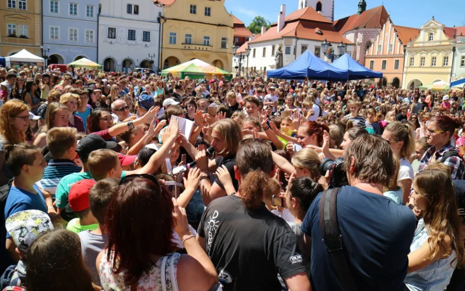 Pelhřimovští školáci vytvořili první rekord festivalu rekordů. Zazpívali s Tomášem Klusem