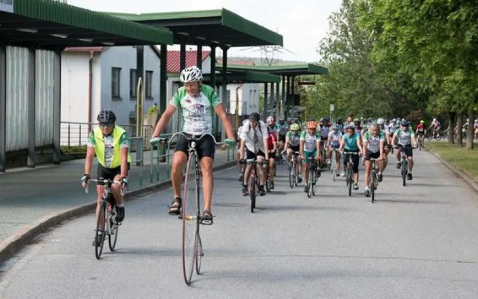 Peloton Na kole dětem projel Vysočinou. Pomáhá onkologicky nemocným dětem