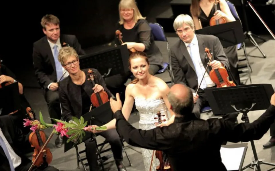 Benefiční koncert byl doplněn vynikajícím sólem přední české violistky Kristiny Fialové.