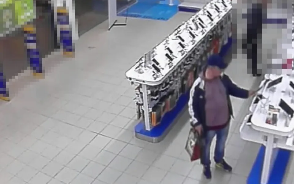 V City Parku byl ukraden notebook Lenovo. Policie pátrá po muži na fotografiích