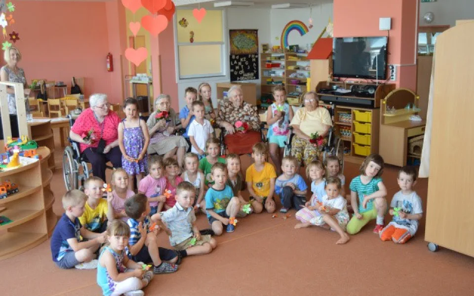 Obyvatelky velkomeziříčského domova pro seniory si připravily program pro děti z mateřské školky
